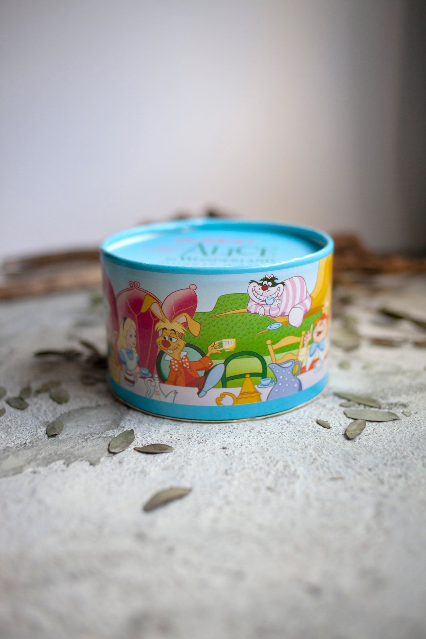 Premium Vintage: Alice in a Teacup